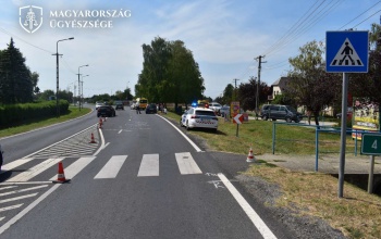 Már nem tudott átkelni a zebrán a gyalogos