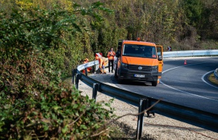 Egyre több helyen szerelnek fel motorosbarát szalagkorlátokat