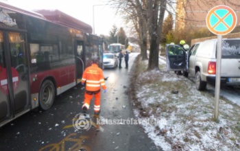 Baleset a Hársfa utcában: összeütközött egy autó és egy busz