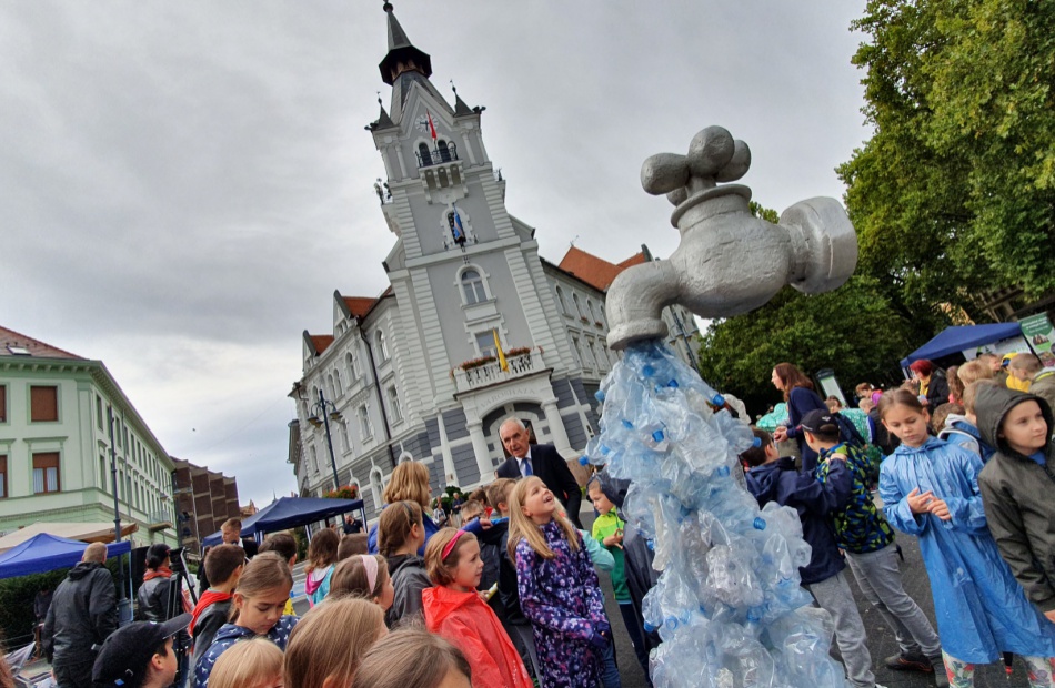 Csónak és monumentális vízcsap a Kaposvári Klímanapon