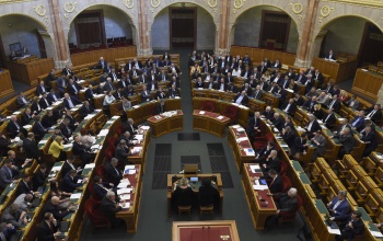 Döntött az Országgyűlés: megszűnik a papíralapú vendégkönyv