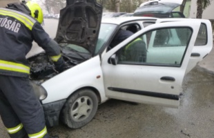 Lángok csaptak fel egy autóból a Honvéd utcában