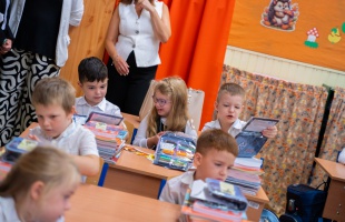 Idén is ajándéktolltartót kaptak a kaposvári első osztályosok