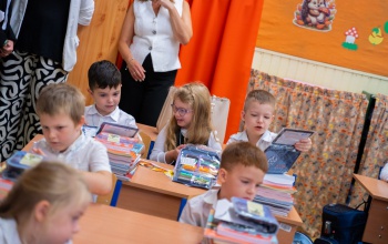 Idén is ajándéktolltartót kaptak a kaposvári első osztályosok