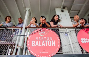 Most teljes családok ugrálhatnak a Balaton közepén