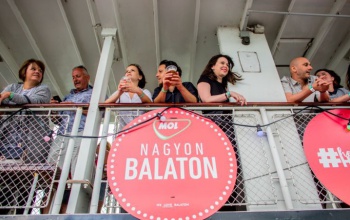 Most teljes családok ugrálhatnak a Balaton közepén