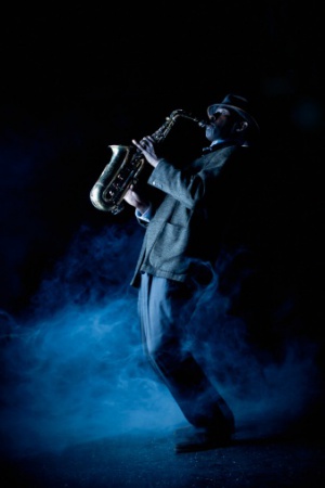 A baloldali jazz-banda belefújt a trombitákba