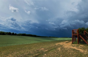 Marad a meleg délután, de este újra elered az eső