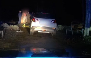 Nekiállt vetkőzni a férfi, amikor elkapták a rendőrök – VIDEÓ