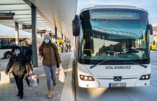Hétfőtől nem lehet felszállni az távolsági buszok első ajtajánál és nem lehet jegyet venni a sofőrnél