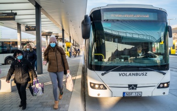 Hétfőtől nem lehet felszállni az távolsági buszok első ajtajánál és nem lehet jegyet venni a sofőrnél
