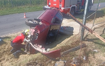 Oldalára borult az autót mentettek