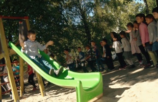 Összefogással kaptak új játékokat a Honvéd utcai iskola diákjai