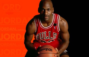 Több mint 190 ezer dollárért kelt el Michael Jordan sportcipője