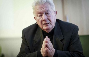 Balás Béla: Ki a papokkal az iskolából?