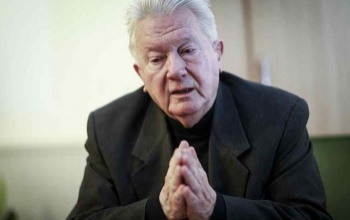 Balás Béla: Ki a papokkal az iskolából?