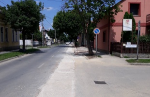 Megkezdődik Kisfaludy utca burkolatának végleges helyreállítása