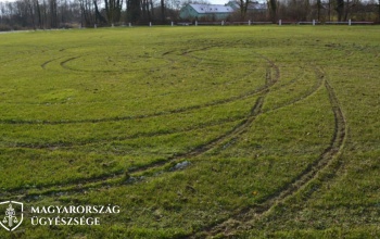 Autóval rallyzott a focipályán a három fiatal
