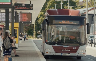 Rátámadt a buszsofőrre, elrendelték a letartóztatását