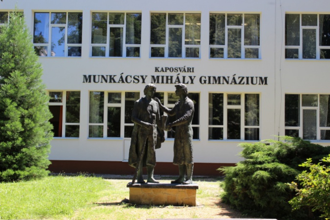 Szobor a második gimnázium előtt
