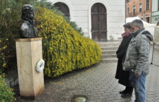 A Csokonai-szobor koszorúzásával elkezdődött a kaposvári farsang