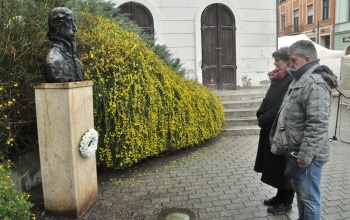 A Csokonai-szobor koszorúzásával elkezdődött a kaposvári farsang