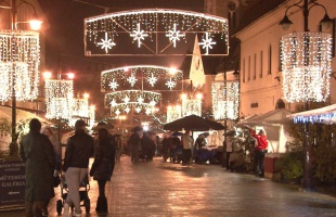 Az advent kezdete Kaposváron - már ég az első gyertya