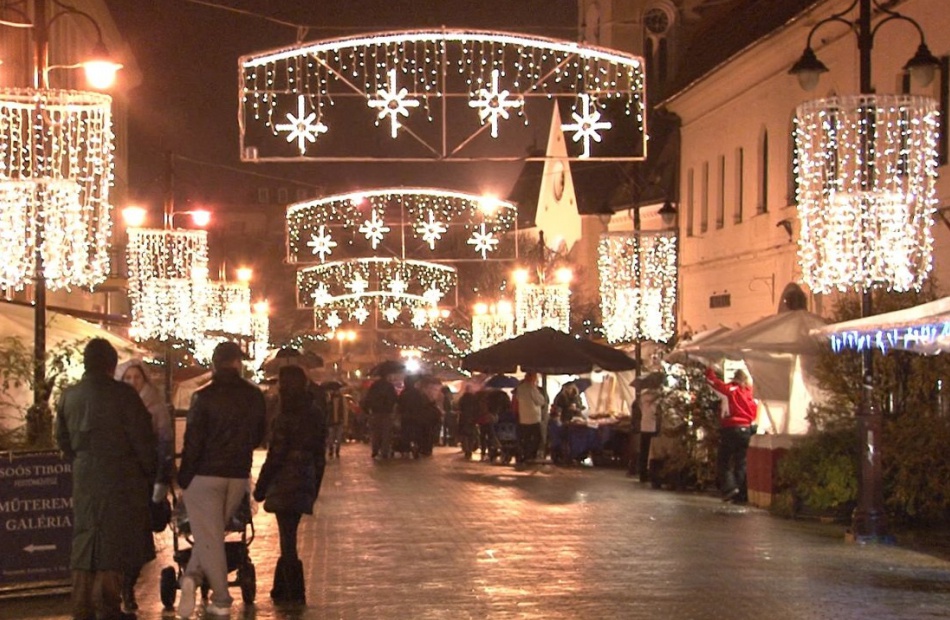 Az advent kezdete Kaposváron - már ég az első gyertya