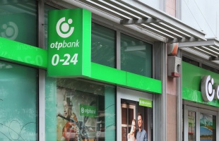 Újabb helyen lett kötelező a maszkviselés, az OTP Bank is szigorított