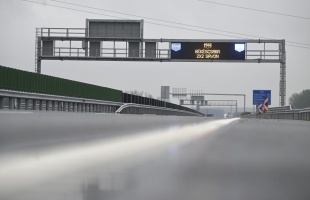 A  kényelmi díj eltörlésével több mint félmilliárd forint marad az autósoknál