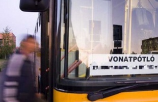 A vonathelyettesítő buszokon is lehet jegyet vásárolni
