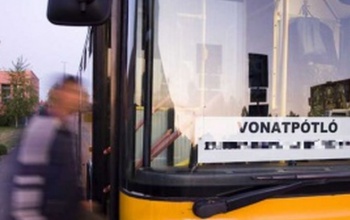 A vonathelyettesítő buszokon is lehet jegyet vásárolni