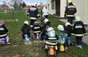 Óvodásoknak és szépkorúaknak tartottak látványos tűzmegelőzési bemutatót Kaposfőn