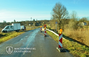 Veszélyt jelző oszlopokat rongált meg két fiatal Büssünél