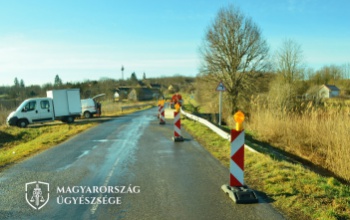Veszélyt jelző oszlopokat rongált meg két fiatal Büssünél