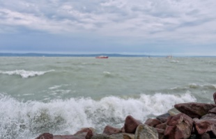 Vihar tombol a Balatonnál, a fél országra riasztás van az erős szél miatt