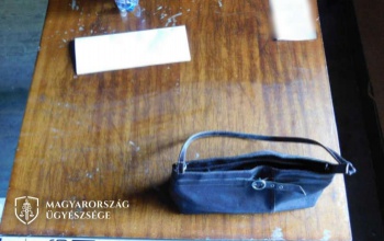 Hazakísérte részeg ismerősét, aztán ellopott tőle ezt-azt