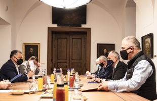 Az önkormányzatokkal együtt teremti meg a családok biztonságát a kormány