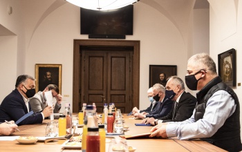 Az önkormányzatokkal együtt teremti meg a családok biztonságát a kormány
