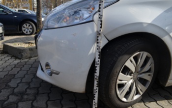 Elnézte a parkolást, nekiütközött egy másik autónak