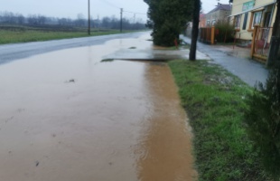 Elárasztotta az eső Bolhó utcáit