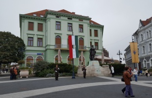 Felvonták a nemzeti lobogót a Kossuth téren