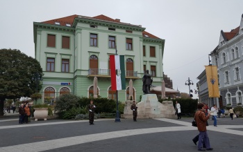 Felvonták a nemzeti lobogót a Kossuth téren
