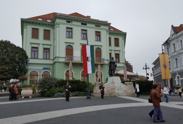 Felvonták a nemzeti lobogót a Kossuth téren