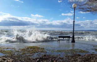 Sikerült a fél méter: kibillent a Balaton a mederéből