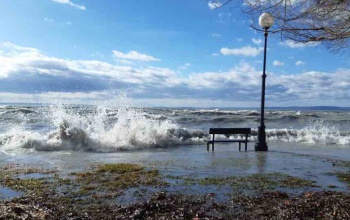 Sikerült a fél méter: kibillent a Balaton a mederéből