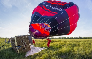 Lélegzetelállító képek: hőlégballonból fotózták a Balatont
