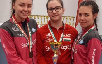 Bajnoki bronzot nyert a sportiskolás birkózók női csapata