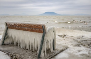 Alakul a jégvarázs a Balatonon