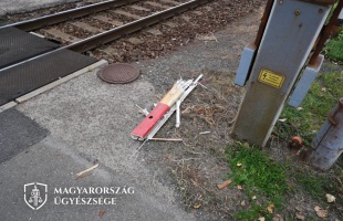 Tilos jelzés ellenére hajtott a vasúti átjáróba, letörte a sorompót